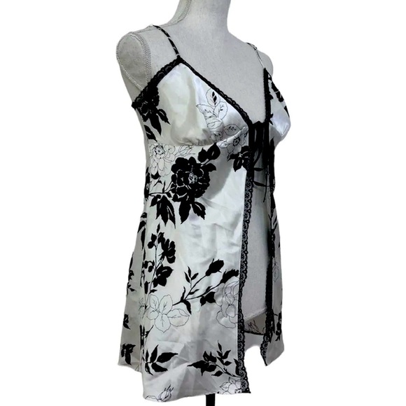 Victoria’s Secret Flyaway Babydoll - Picture 2 of 7